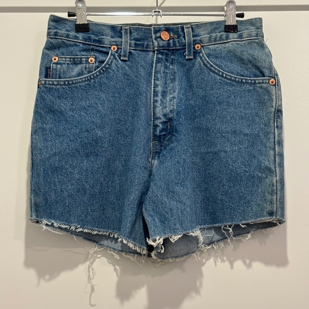 Vintage Chic High Waisted Denim Cut Off Shorts Medium Wash Frayed Hem 3297